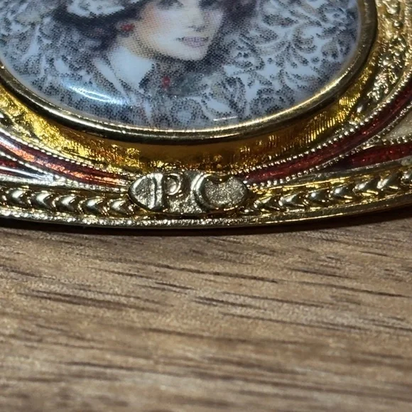 Brooch with Vintage Portrait - Picture 3 of 7